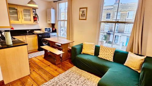 Lovely 1 Bed Apartment a step to Zone 2 Station - London - Foto 1