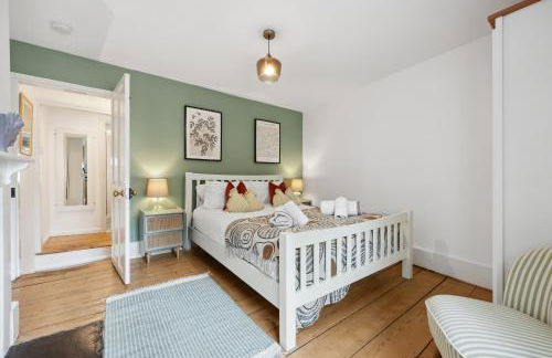 2-Bedroom Stylish & Gorgeous, Cosy Westgate Cottage Retreat, Central Winchester, Free On-Street Parking Permit, with Garden, Close to Cathedral - Sleeps 6, Pets are Welcome - by Blue Puffin Stays - Foto 9