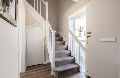 Clicketts - 3-Bedroom, Full Entire House, Sleeps 6 guests, Free wifi, Street Parking, Smart TV, Basildon, Essex London - Foto 6