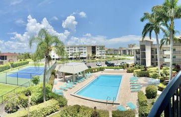 End Unit Steps from Beach Access w/ No Crazy Beach Prices - Foto 9