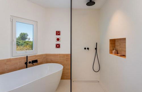 Charming Villa with Pool & Scenic Garden - Foto 39