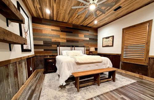 Cozy Wood-Interior Lodge with Screened Patio, Fire-Pit Table, Grill & Fast WiFi in Goreville, Illinois - Photo 10