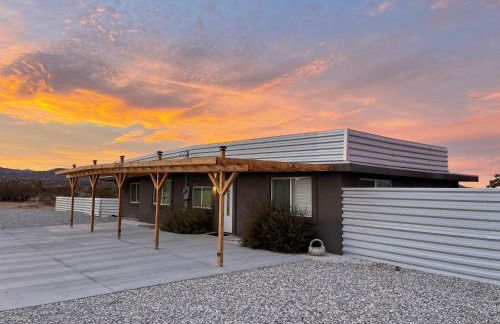 Desert Oasis - Firepit, Stargazing, Kitchen Essentials, 5 Acres, & Joshua Trees - Sleeps 6 Comfortably, 7 with Sofa, 8 Maximum - Foto 19