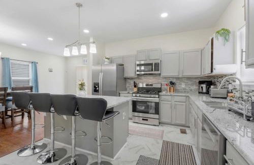 Modern 4BR Retreat with Free Parking in Prime CWE! - Foto 11