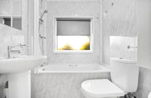 Marcot House Modern 5 bedroom house Solihull 10 mins drive from bhx & nec private off road parking - Foto 25