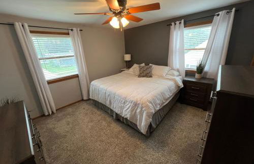 Curly's Quarters (4 Bedroom Home) w/ Lambeau view - Foto 21