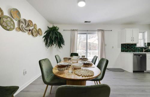 Stunning Poconos Villa- Hot Tub, Pool, Game Room, BBQ & more - Foto 48