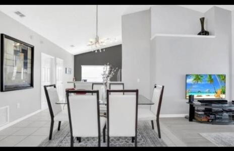 Spacious 3 bedroom pool home with lake view - Foto 9