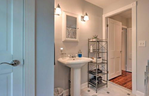 Charming Abode with Patio - Walk to Town and River! - Foto 16