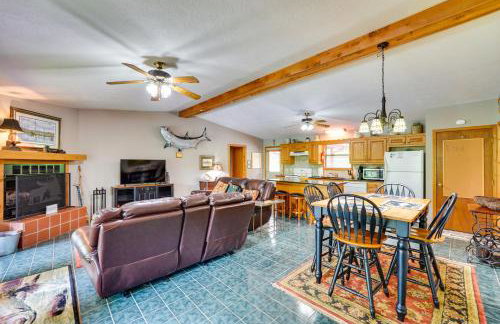 Flippin Home with Fire Pit Walk to White River! - Foto 5