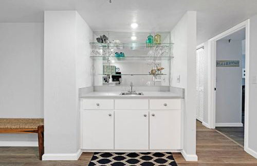 Oceanfront with great beach views from all rooms & balcony, heated pool, and garage - Photo 19