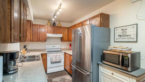 Polar Bear Den - Photo 4