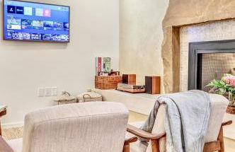 Peaceful Ranch Overlooking Mustangs with Full Kitchen & Fireplace - Foto 10