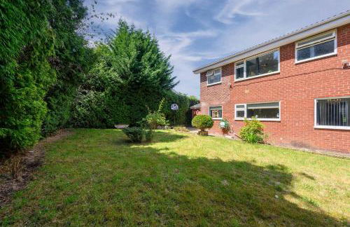 Lovely Greater MCR Family Home by City SuperHost - Photo 29