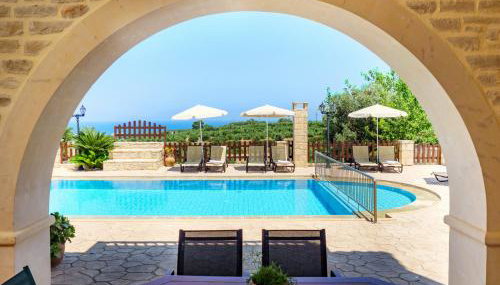 Family-Friendly Villa Erofili with Pool, Childrens Area & BBQ! - Foto 3