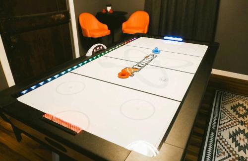 Vibrant Forest Retreat - Game Room, Spa, Fire Pit - Sleeps10 - Foto 44