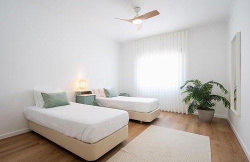 Bright & Spacious Villa by Beach - Photo 31