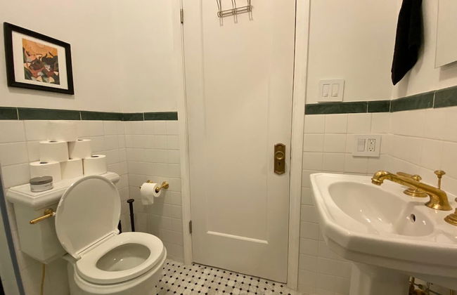 Gorgeous Studio in Beverly Boulevard! Sleeps 4! - Photo 17