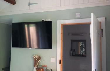 The Nook- Cotswold guest room - Photo 18