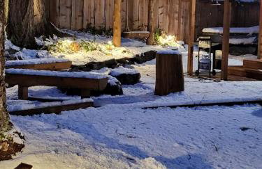 Knotty Shack- Unique Tiny Log Cabin with Hot Tub - Foto 26