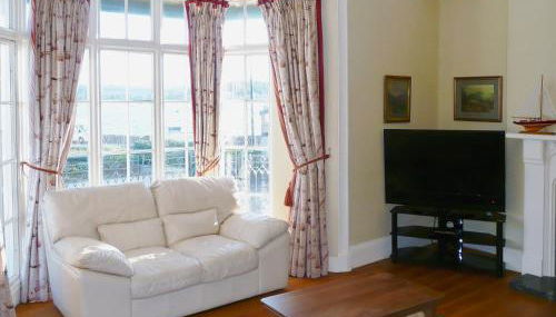 The Captains House - Photo 2