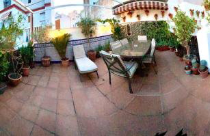 Maravilloso apartamento céntrico de 70m2, jardín propio 40m2 con piscina para niños y parking opcional - Foto 3