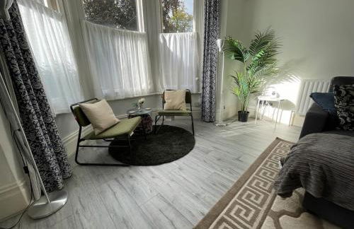 Spacious Flat! Sleeps 7, Pet Friendly and Parking - Photo 34