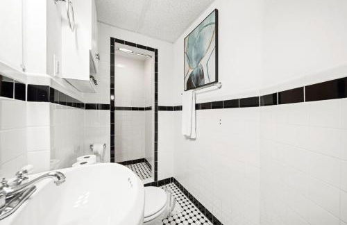 Well-Lit Bedroom near Transit and Charles River - Foto 25