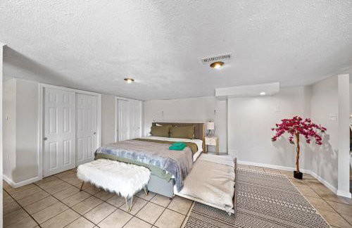 Comfort, Fun, & Charming - 5BR Oasis with Pool - Foto 56