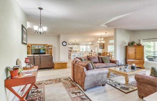 Waterfront Shady Cove Home with Fishing Deck! - Foto 7