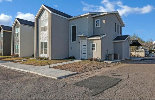 Relax and Unwind in this Modern Spacious Townhome - Foto 9