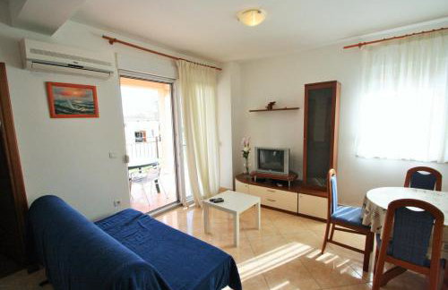 Apartment Bilic with balcony - Photo 13