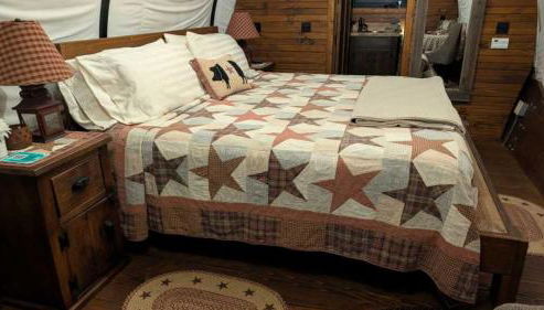 Highland Cow Glamping in a Cozy King Bed Wagon - Foto 3