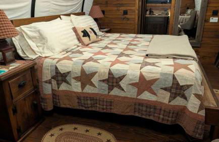 Highland Cow Glamping in a Cozy King Bed Wagon - Foto 3