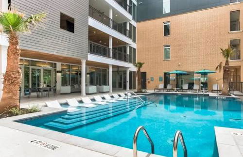 Beautiful RiverWalk Apt with Full Amenities, King Bed & Free Parking - Foto 13