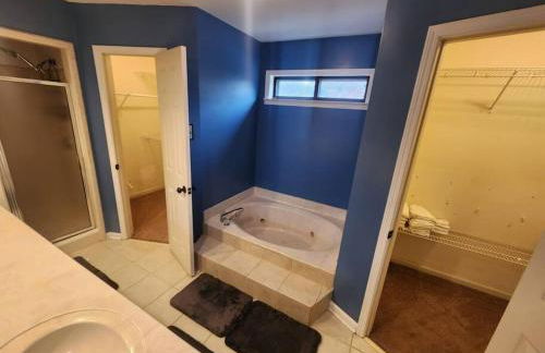 Large near Shops/Dining & easy access to freeway - Foto 50