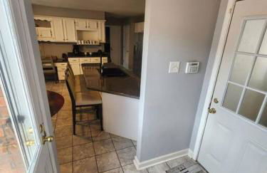 Large near Shops/Dining & easy access to freeway - Foto 52