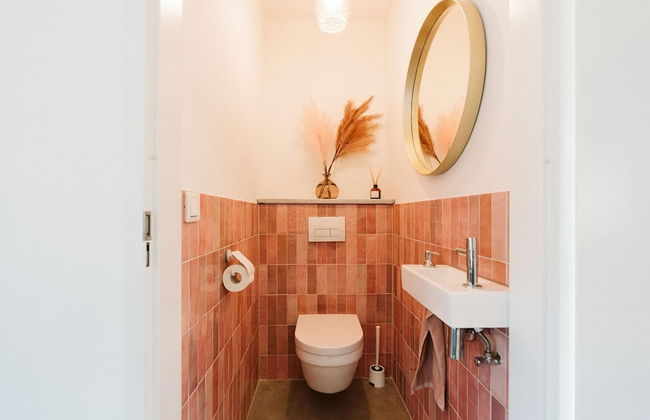 Large, Elegantly Furnished Holiday Home With Lots of Privacy on a Family Park - Foto 17