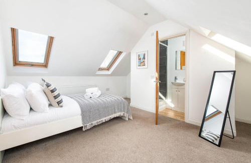 Large 5Bed Town House-Sleeps 9-By FabAccommodation - Foto 9