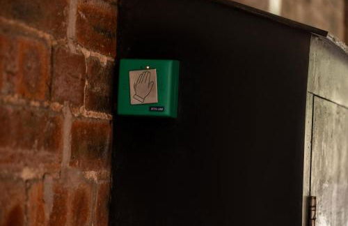 Stylish Flat in Wolverhampton - Short and long Stay with Free Parking - Photo 27