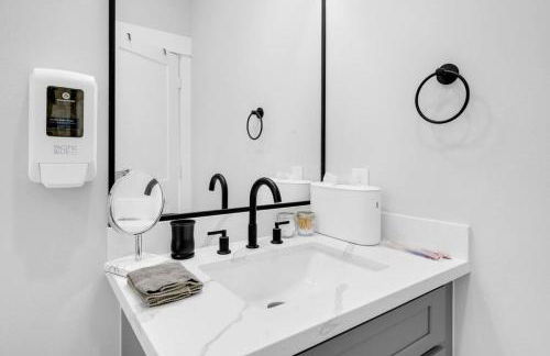 Gray Lux Hse 3BR 3 and half Ba MedCenter DownTWN HotTub - Photo 33