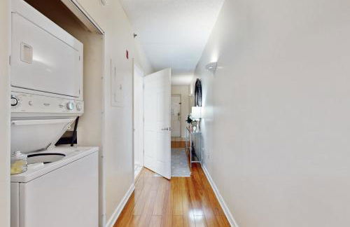 Dog-friendly downtown condo with riverfront balcony - walk to shops & eateries - Foto 11