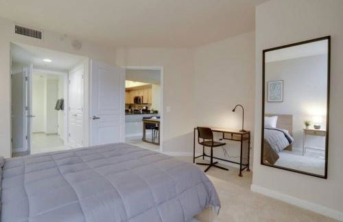 Upscale Comfort Next to Metro and Dining - Foto 19