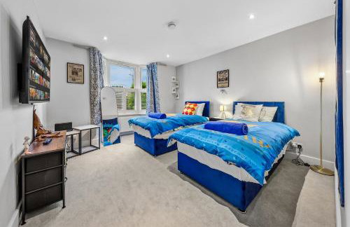 The Lumos House - 4 Bed Home w Parking near Harry Potter Studios - Foto 20