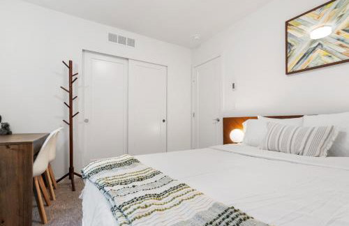 Luxe Central Home with Views & Rooftop - Foto 33