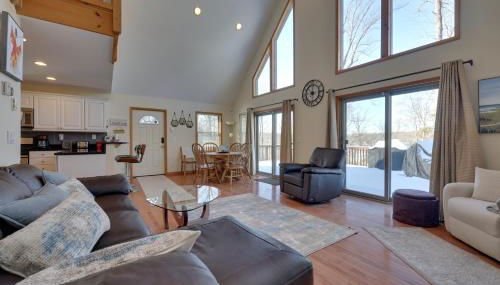 Large Deck and Resort Amenities Lake Ariel Retreat - Foto 4