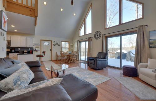 Large Deck and Resort Amenities Lake Ariel Retreat - Foto 4