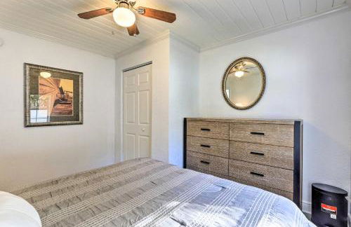 Chic Home with Fire Pit and Patio, Walk to Lake! - Foto 19