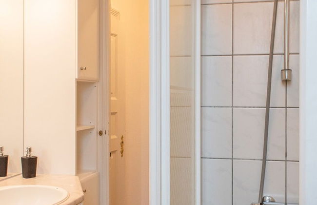 Sanders Boulevard - Smart 3-bdr Apt By the Canal - Photo 24