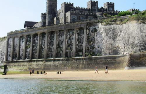 Broadstairs Beach Holiday Apartments, seafront stays opposite Kingsgate Bay with a parking space - Foto 5